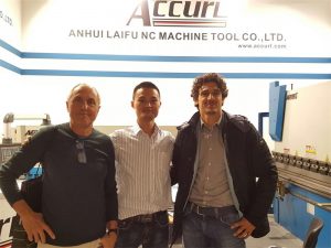 Mae Cleientiaid Hwngari yn Ymweld â'n Arddangosfa