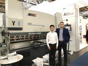 Cwsmeriaid Gwlad Pwyl Ymweld â'n Arddangosfa