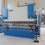 Mae llaw peiriant plygio llaw Wc67y 40t wedi'i wneud â llaw yn gweithredu brêc i'r wasg, plygu'r marchîn mewn stoc