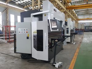 robot yn bwyso breciau